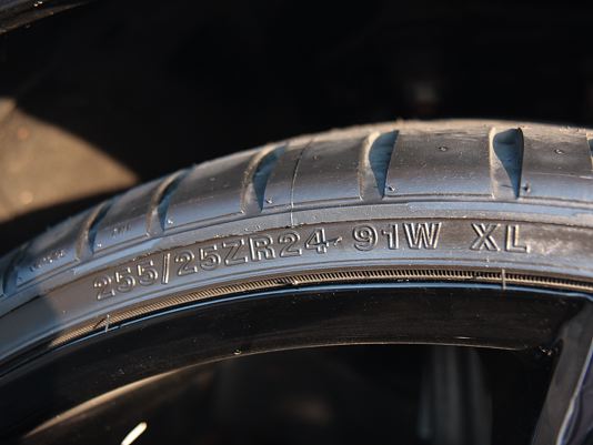 255/25R24 Lexani LX-TWENTY 95W XL